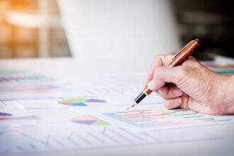هل تخطط للاستثمار في صناعة الكرتون وإعادة تدوير مخلفات الورق؟ احصل على دراسة جدوى مشروع إنتاج الكرتون من مخلفات الورق لتحليل السوق، وتحديد الطاقة الإنتاجية المناسبة، والاستثمار، والتكاليف، والإيرادات، ونقطة التعادل والعائد المتوقع قبل بدء التنفيذ.